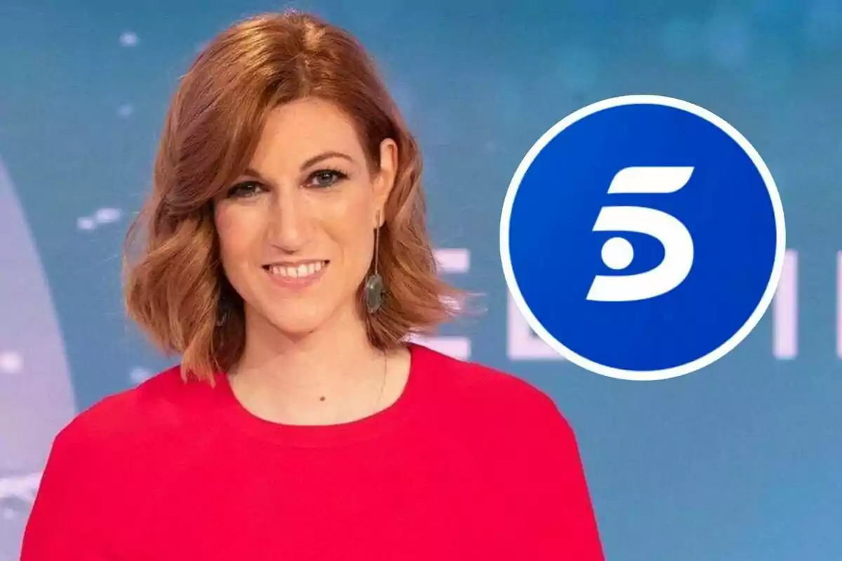 Nuria Seró con cabello castaño claro y blusa roja sonríe frente a un fondo azul con el logotipo circular de Telecinco azul y blanco.