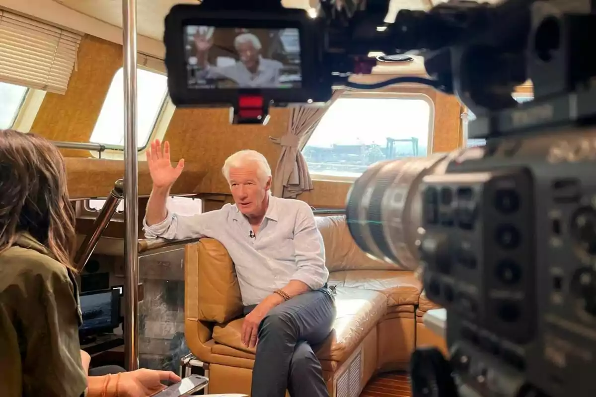 Richard Gere de cabello canoso está siendo entrevistada en un yate por Ana Pastor en El Objetivo, con cámaras de grabación en primer plano. Richard Gere de cabello canoso está siendo entrevistada en un yate por Ana Pastor en El Objetivo, con cámaras de grabación en primer plano.