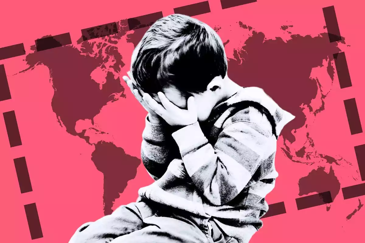 Imagen en blanco y negro de un niño llorando con las manos en la cara con un mapamundi de fondo
