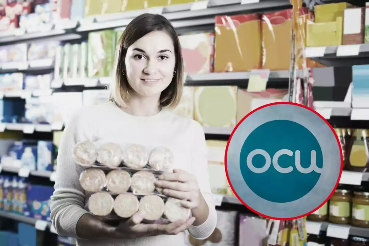 Mujer sosteniendo varios paquetes de galletas María en el supermercado, junto a ella un círculo rojo con el logo de la OCU