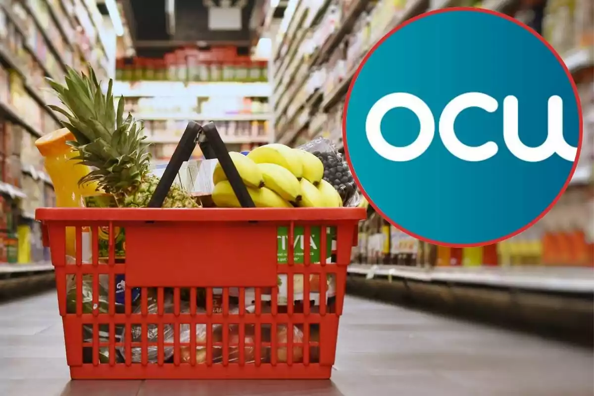 Cesta de compras roja llena de productos en un pasillo de supermercado con un logotipo circular azul y blanco en la esquina derecha.