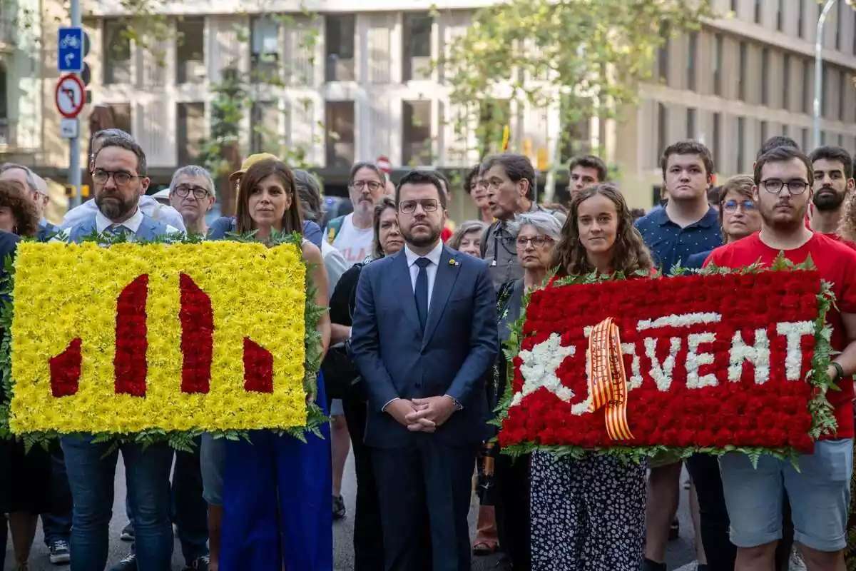 El presidente de la Generalitat, Pere Aragonès, durante la tradicional ofrenda floral ante el monumento de Rafael Casanova con motivo de la Diada, Día de Catalunya, a 11 de septiembre de 2023, en Barcelona