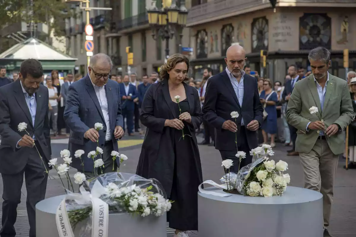 Imagen de los representates del Ayuntamiento de Barcelona, con su alcaldesa Ada Colau a la cabeza, haciendo una ofrenda floral en el homenaje a las víctimas del atentado islamista en las Ramblas de Barcelona