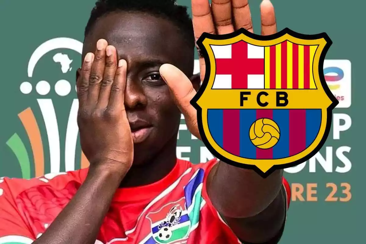 Yankuba Minteh tapándose un ojo con la mano y aguantando el escudo del FC Barcelona con la otra