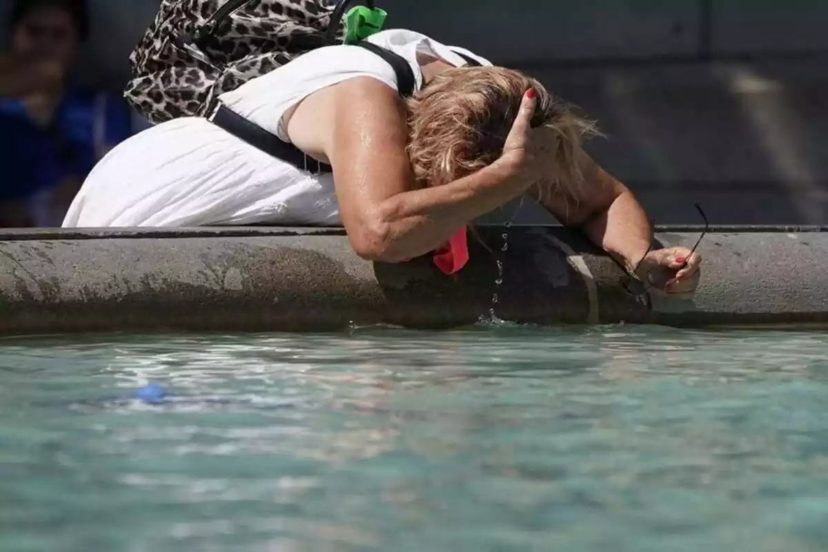 Una mujer refrescando por calor