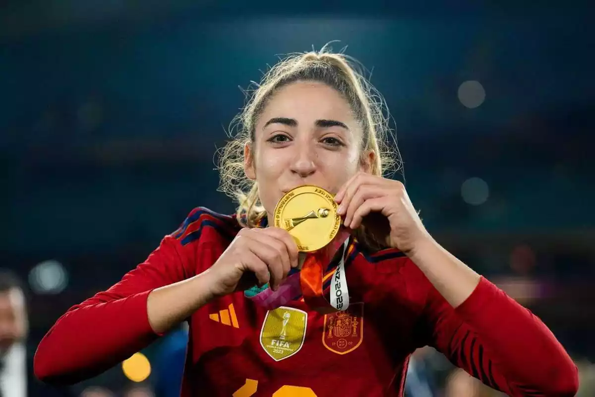 Olga Carmona besando la medalla de oro del Mundial de Futbol Femenino Olga Carmona besando la medalla de oro del Mundial de Futbol Femenino