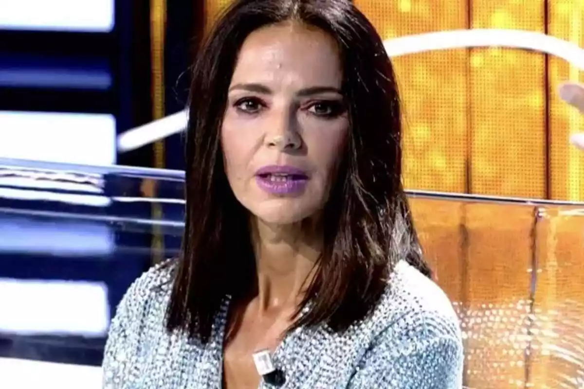 Olga Moreno con cara de susto sentada en un plató de Telecinco