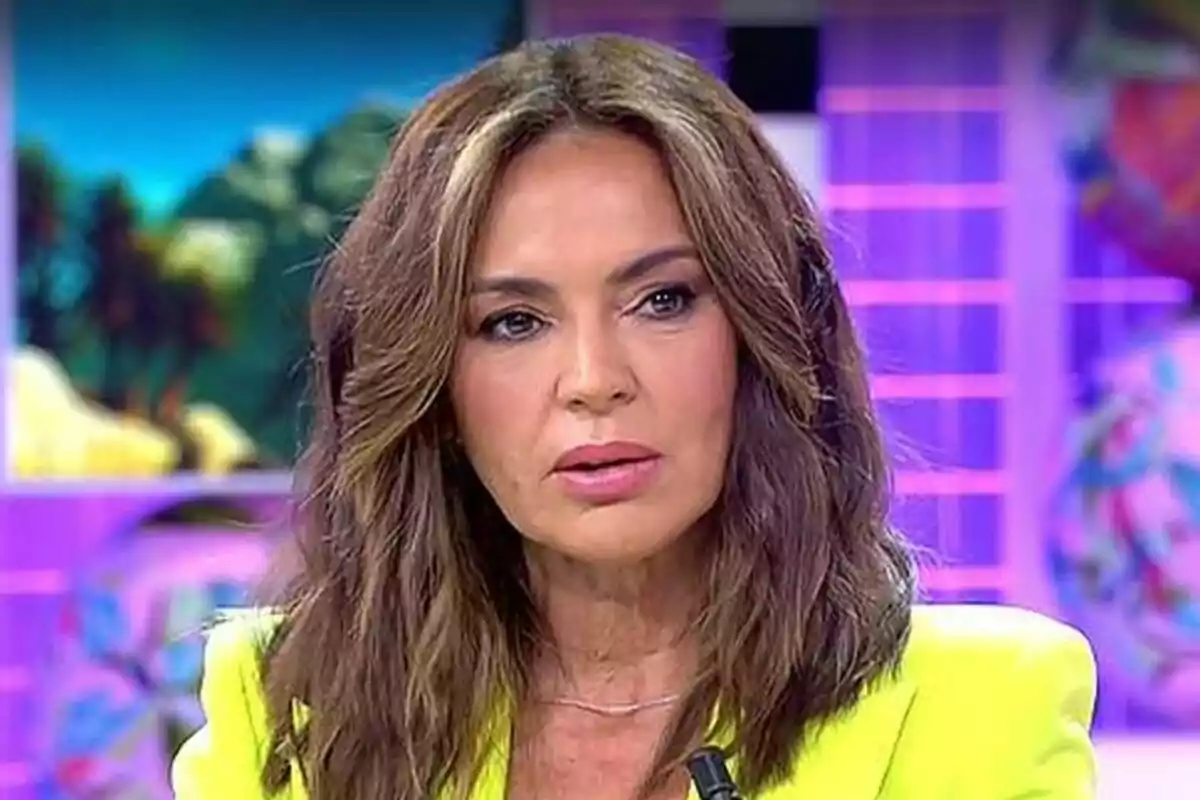 Olga Moreno con cabello castaño y expresión seria en Fiesta con fondo colorido. Olga Moreno con cabello castaño y expresión seria en Fiesta con fondo colorido.