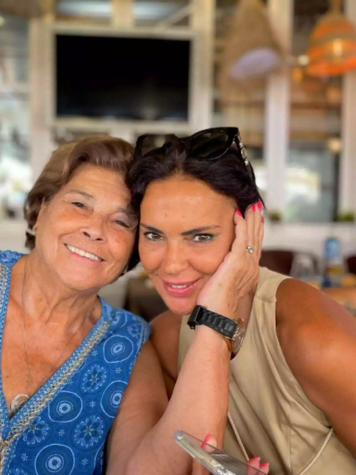 Post de Olga Moreno en Instagram con las gafas de sol en la cabeza junto a su madre sonriendo el 12 de agosto de 2023 Post de Olga Moreno en Instagram con las gafas de sol en la cabeza junto a su madre sonriendo el 12 de agosto de 2023