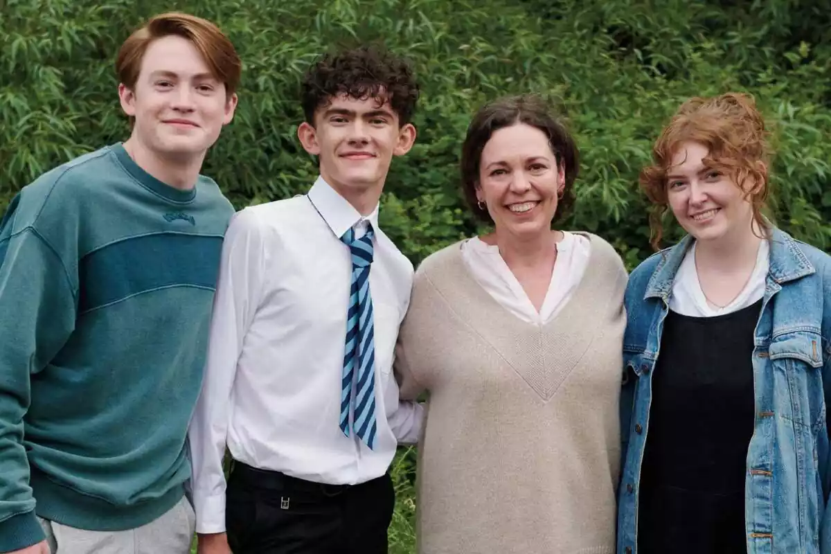 Fotografía de Olivia Colman junto a Kit Connor, Joe Locke y Alice Oseman en el rodaje de Heartstopper en Netflix