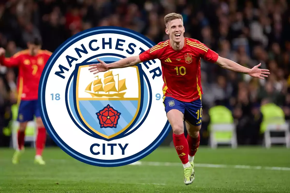 Un jugador de fútbol con el uniforme de la selección española celebra un gol frente al logo del Manchester City. Un jugador de fútbol con el uniforme de la selección española celebra un gol frente al logo del Manchester City.