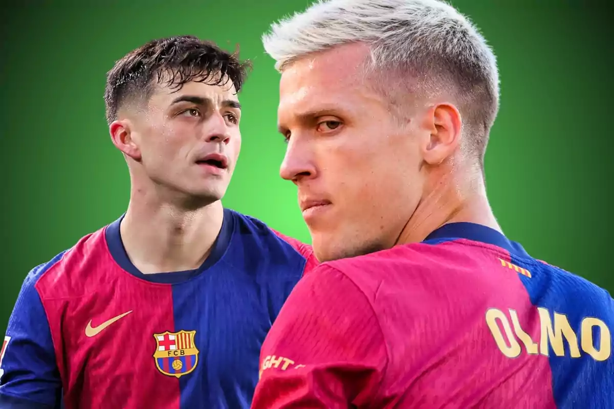 Dos futbolistas con uniforme del FC Barcelona sobre un fondo verde