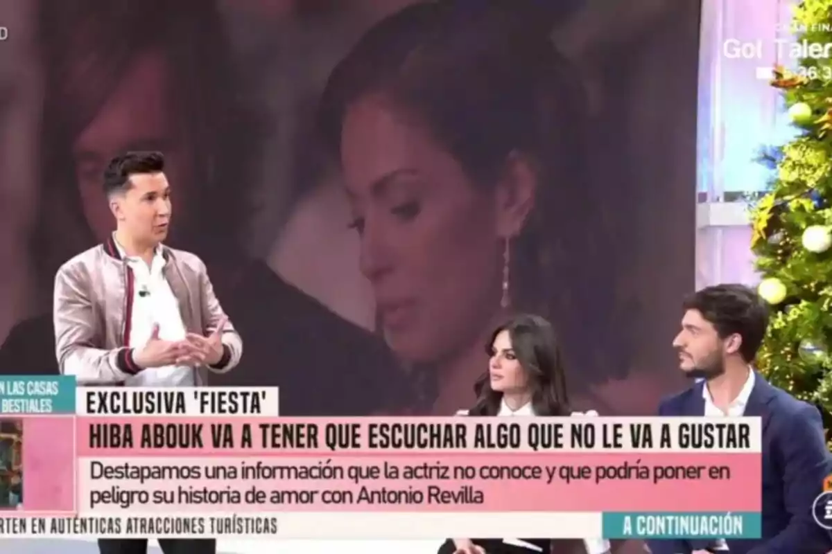 Fiesta discute una noticia exclusiva sobre una actriz y su relación amorosa, con Omar Suárez, Alexia Rivas y Alejandro Entrambasaguas en el set.