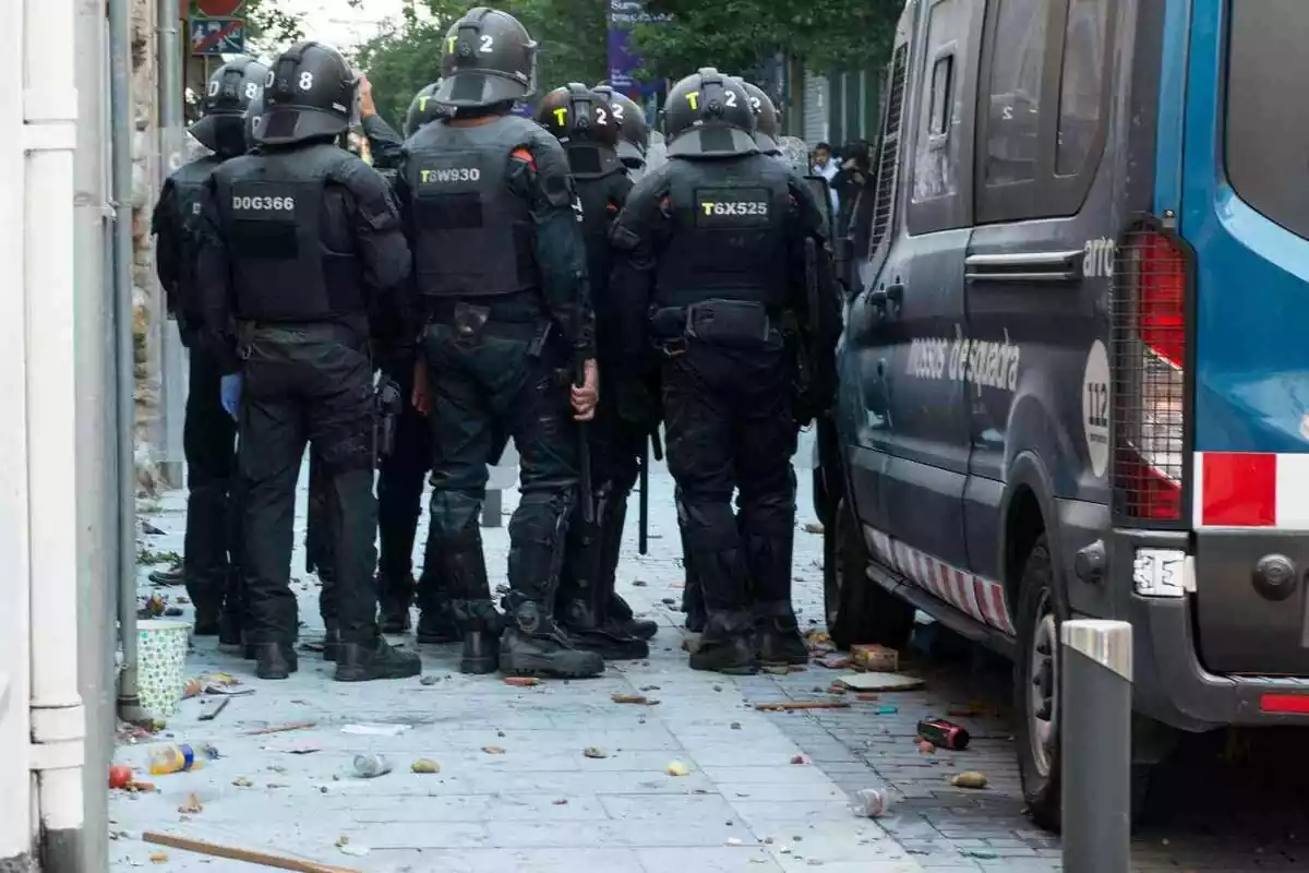 Imagen de los Mossos d'Esquadra durante un operativo en Girona Imagen de los Mossos d'Esquadra durante un operativo en Girona