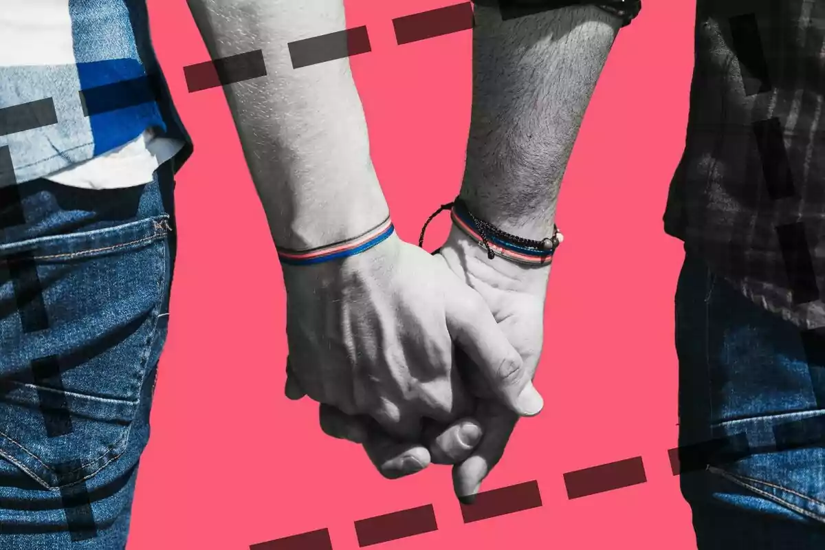 Dos personas tomadas de la mano con pulseras de colores sobre un fondo rosa.