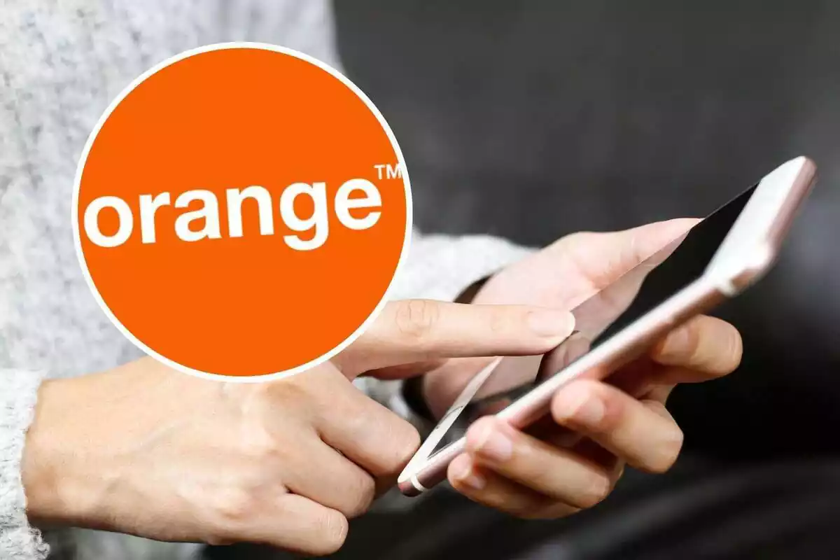 Montaje con el logo de Orange y una persona con un móvil en la mano de fondo