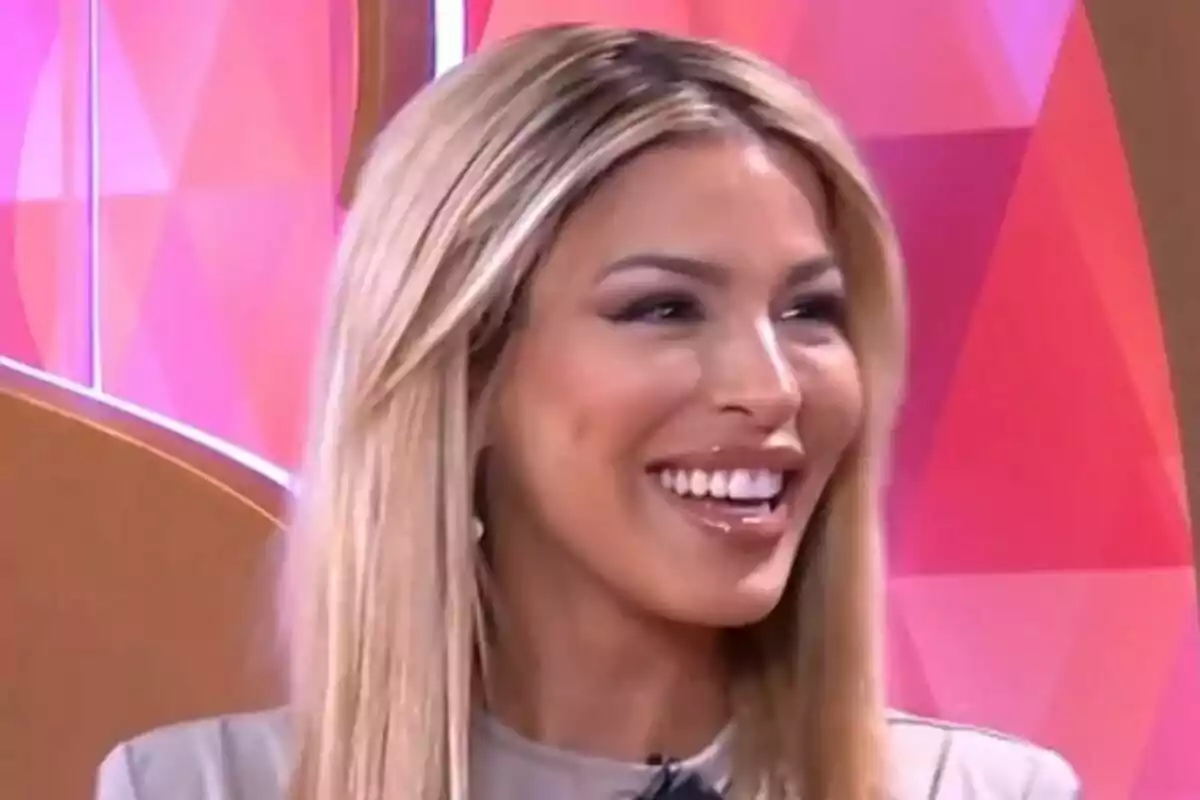 Oriana Marzoli sonriendo con fondo colorido en Socialité.