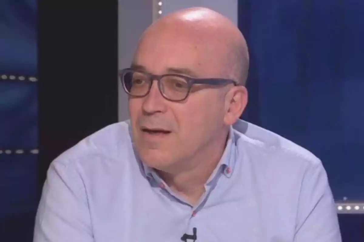 Plano medio de Oriol Soler, con gafas y camisa azul, hablando en una intervención en televisión