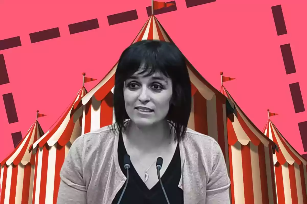 Sílvia Orriols hablando frente a micrófonos con fondo de carpa de circo y diseño geométrico en tonos rosados.