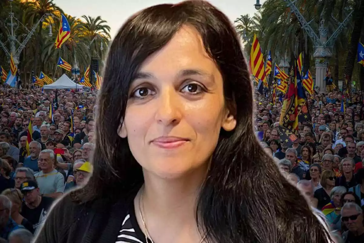 Primer Plano de Sílvia Orriols con la imagen de una manifestación independentista de fondo