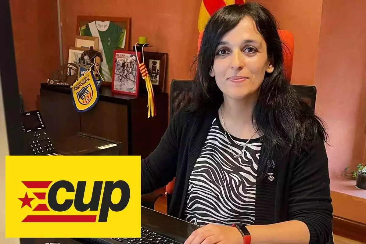 Foto de sílvia Orriols en su despacho con el logo de la CUP