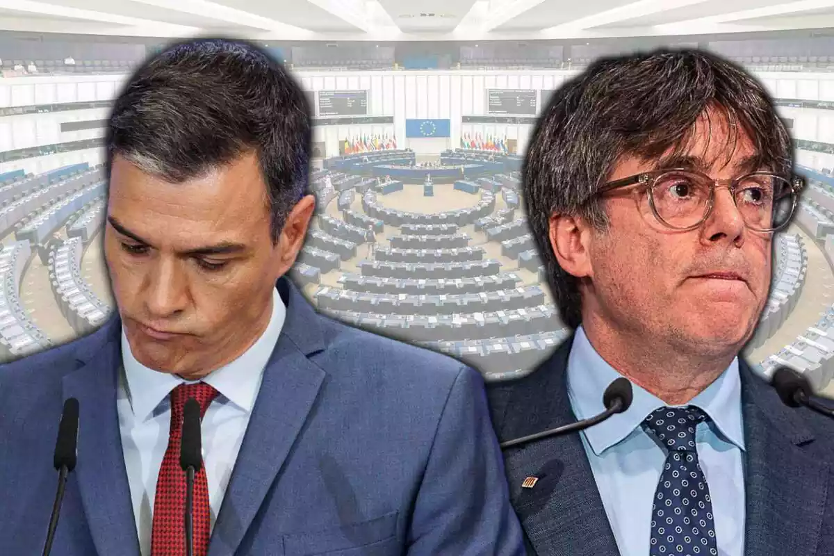 Montaje con un plano medio de Pedro Sánchez y Carles Puigdemont con cara de pocos amigos y de fondo una foto del hemiciclo del Parlamento Europeo