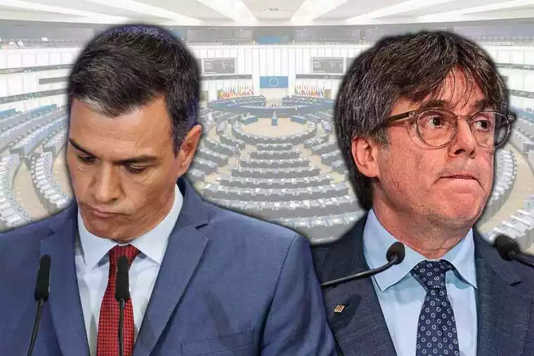 Montaje con un plano medio de Pedro Sánchez y Carles Puigdemont con cara de pocos amigos y de fondo una foto del hemiciclo del Parlamento Europeo
