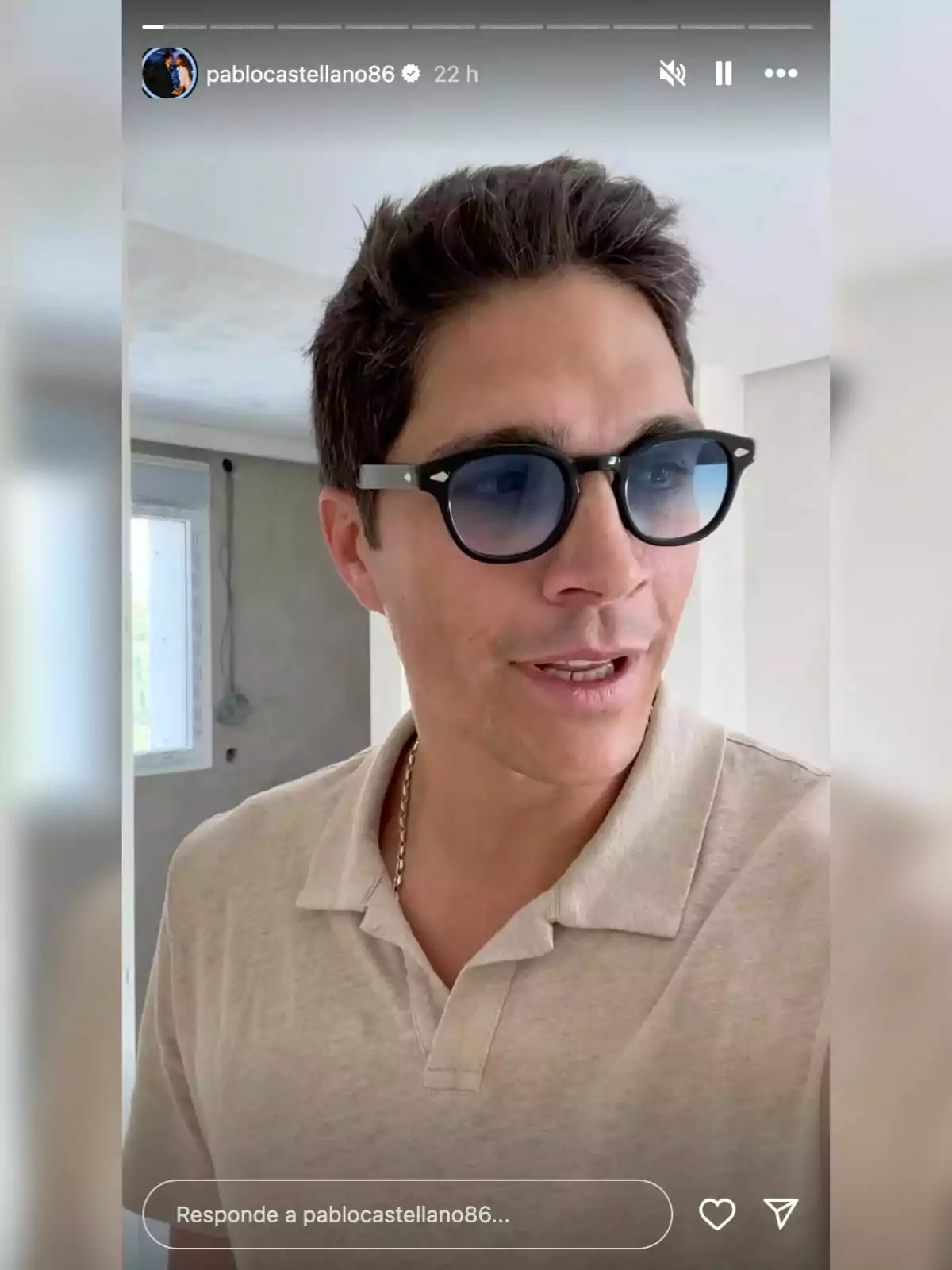 Pablo Castellano con gafas de sol y una camisa polo beige está hablando en una habitación con paredes blancas y una ventana al fondo. Pablo Castellano con gafas de sol y una camisa polo beige está hablando en una habitación con paredes blancas y una ventana al fondo.