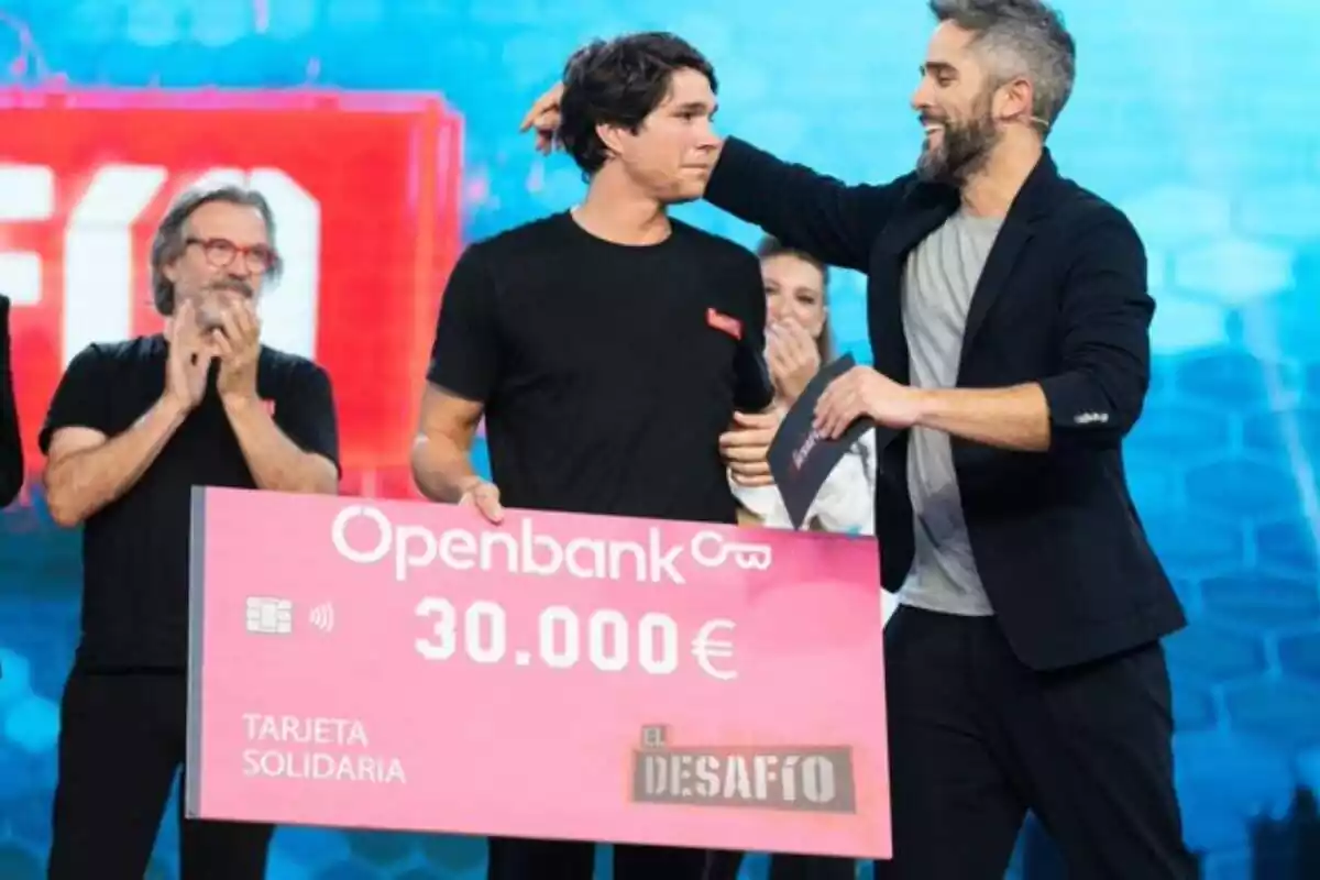 Captura de Pablo Castellano como ganador de El Desafío con el cheque junto a Roberto Leal en Antena 3