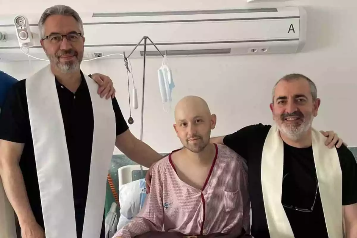 Pablo María de la Cruz, acompañado de dos cargos religiosos, durante su ingreso hospitalario por padecer sarcoma de Ewing