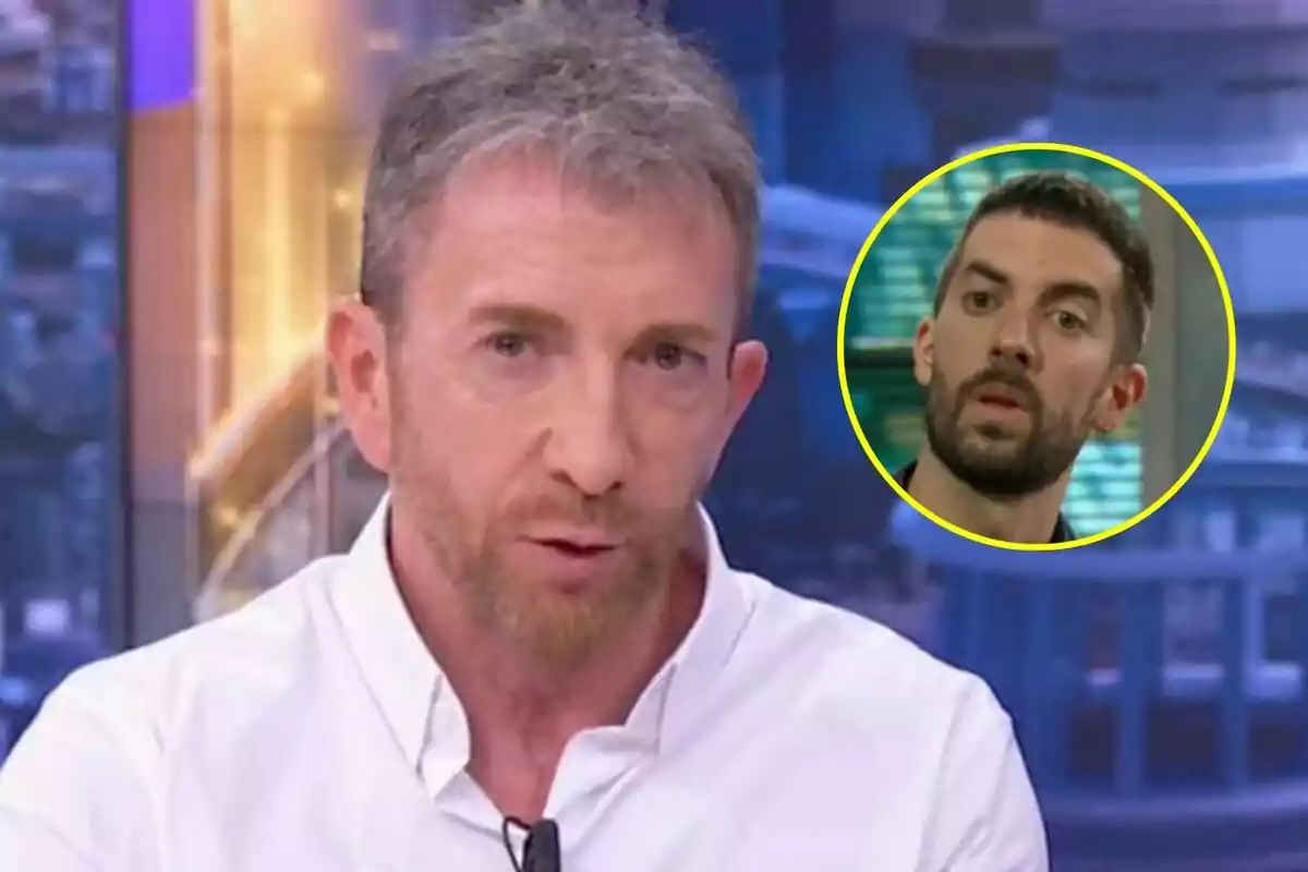 Pablo Motos con camisa blanca hablando en El Hormiguero con un recuadro que muestra a David Broncano en La Revuelta en el fondo.