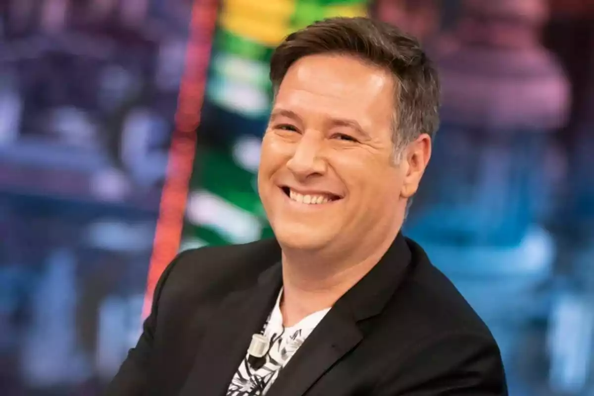 Fotografía de Carlos Sobera sonriendo en el plató de El Hormiguero de Antena 3