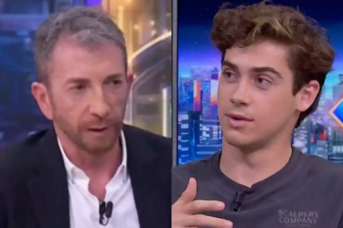 Pablo Motos con cara seria a la izquierda con Franco Colapinto a la derecha, ambos en El Hormiguero.