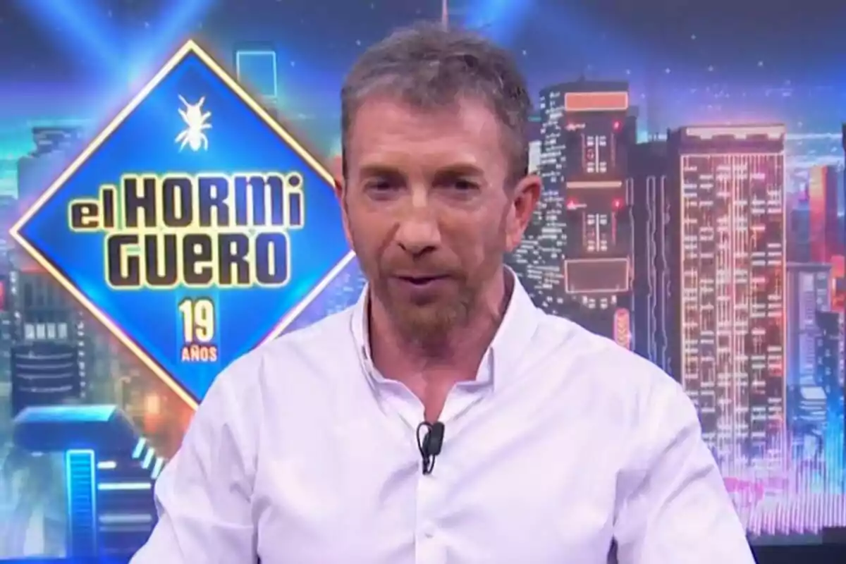 Pavlo Motos en un set colorido con el logo de "El Hormiguero" al fondo.