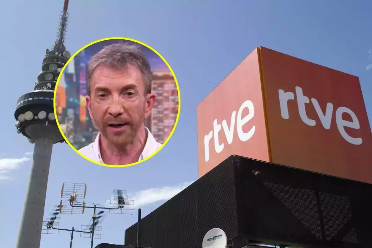 Una torre de telecomunicaciones junto a un edificio de RTVE con un recuadro que muestra a Pablo Motos.