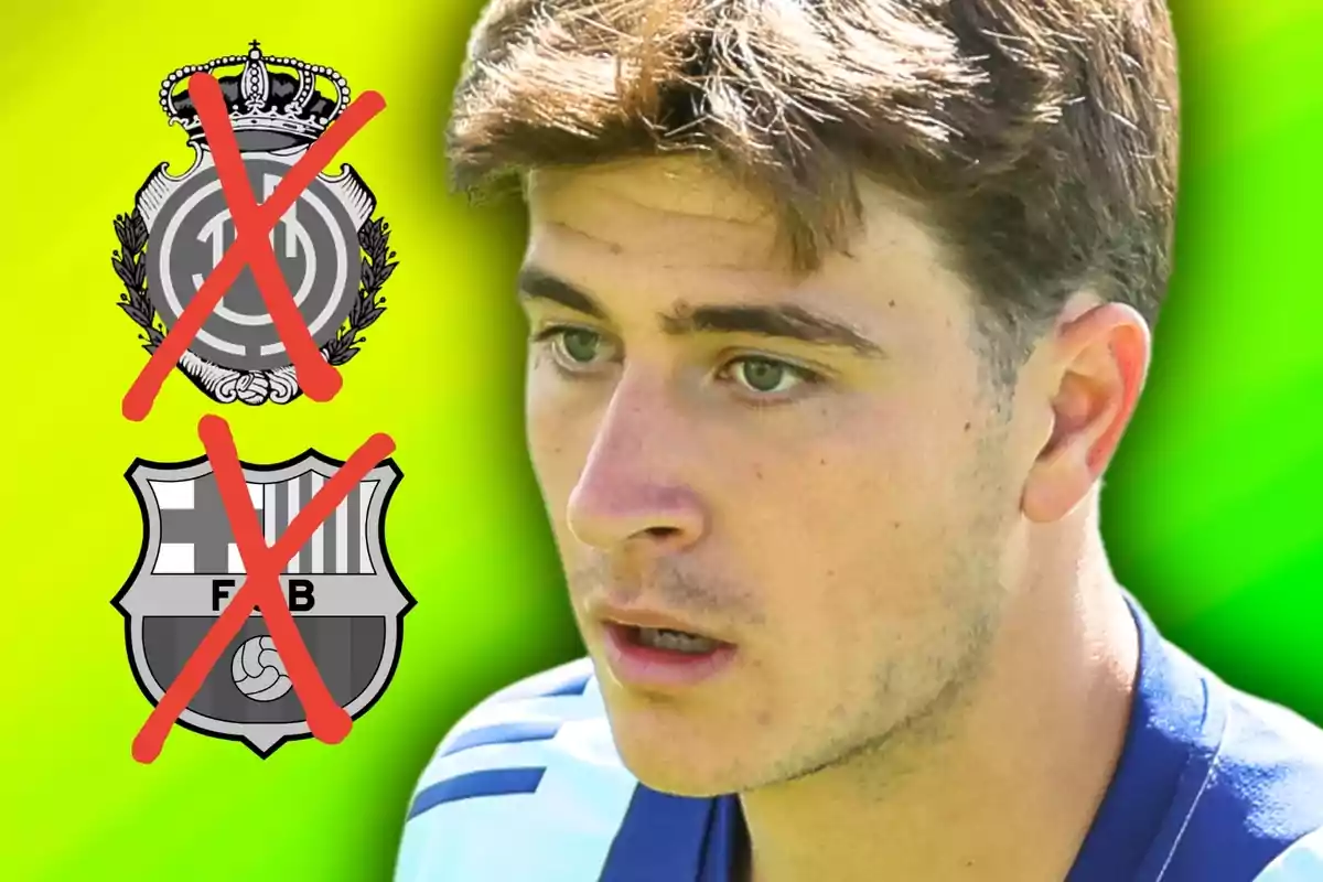 Un joven futbolista con expresión seria aparece junto a los escudos en blanco y negro de dos equipos de fútbol, ambos tachados con una gran X roja sobre un fondo verde y amarillo.