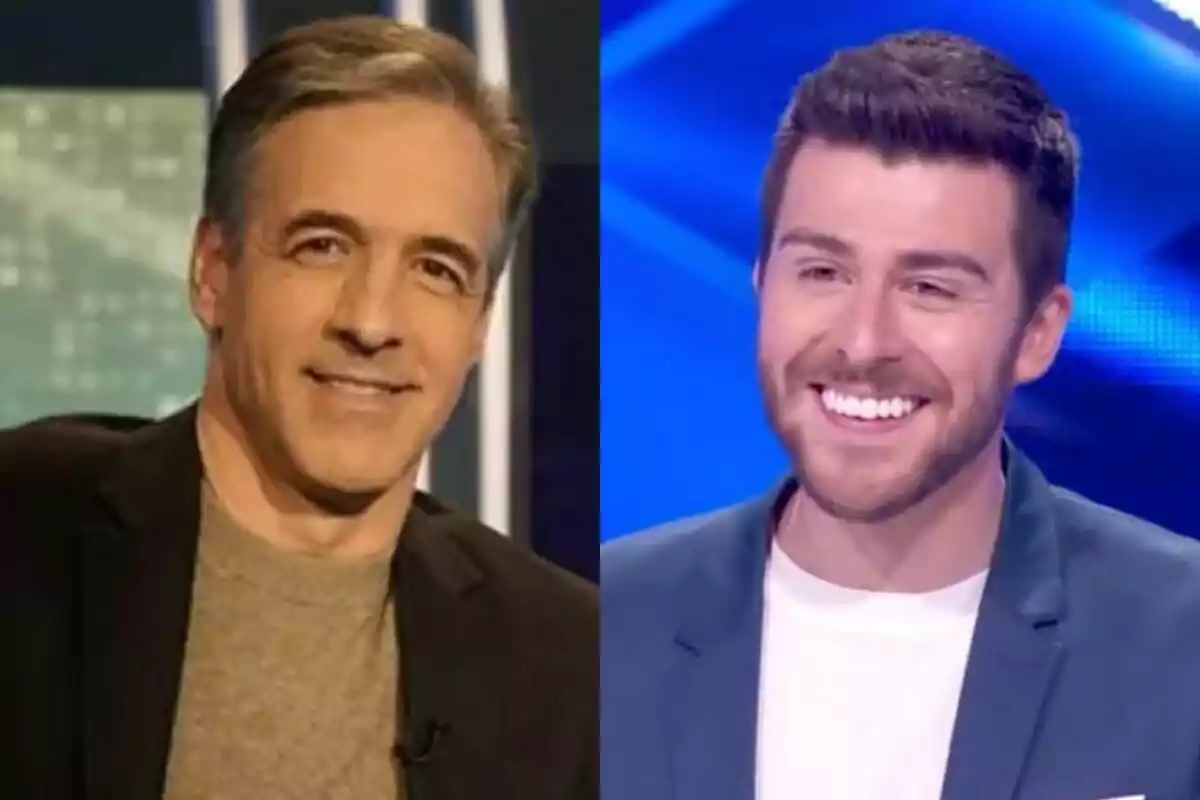 Paco de Benito como presentador de Jeopardy y Rodrigo Vázquez como presentador de El Cazador sonrientes en un estudio de televisión con fondo azul y luces.