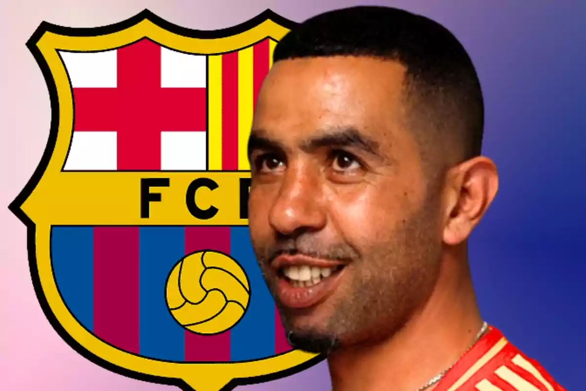 Hombre sonriente con camiseta roja frente al escudo del FC Barcelona