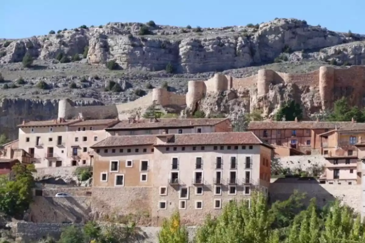 Paisaje del pueblo de Albarracín, con casas de color rojizo Paisaje del pueblo de Albarracín, con casas de color rojizo