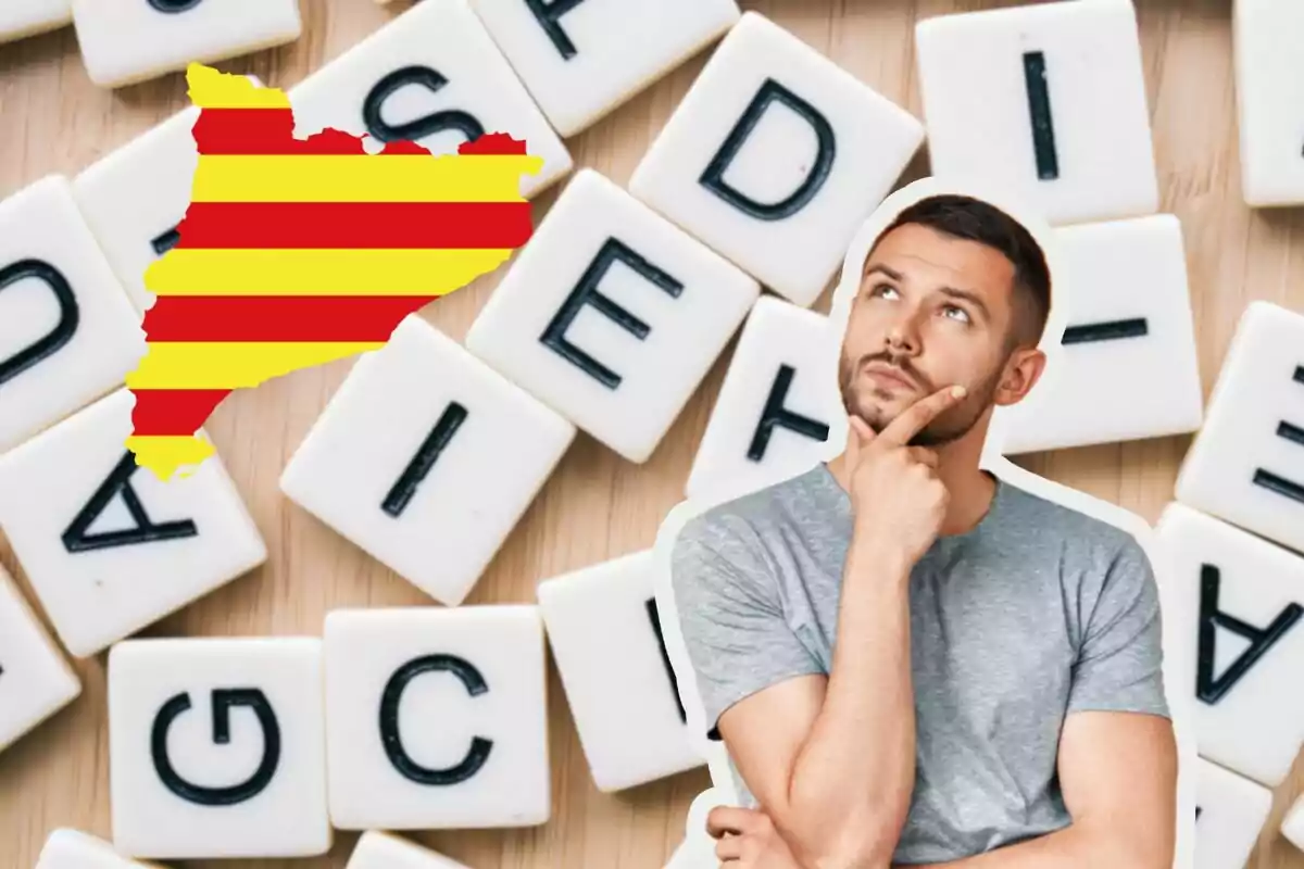 Un hombre pensativo con una camiseta gris está superpuesto sobre un fondo de fichas de Scrabble, junto a un mapa de Cataluña con la bandera catalana.