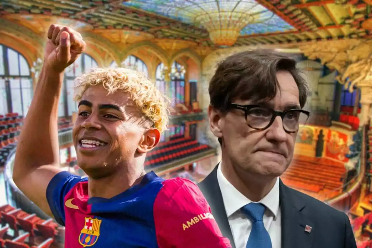 Un futbolista con uniforme del Barcelona sonríe y levanta el brazo junto a un hombre con gafas y traje en el interior de un teatro con techo de vitrales coloridos.
