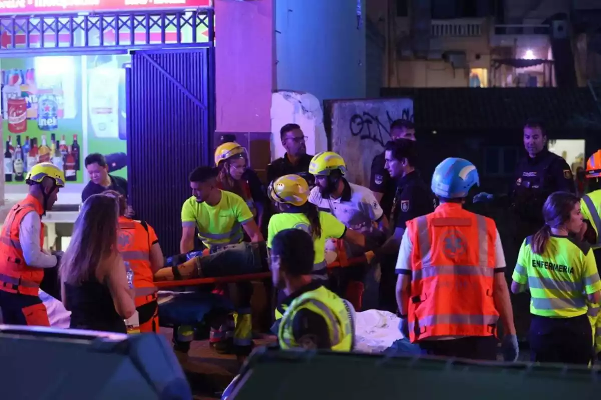 Varios sanitarios y bomberos trabajando en el lugar del colapso de Mallorca