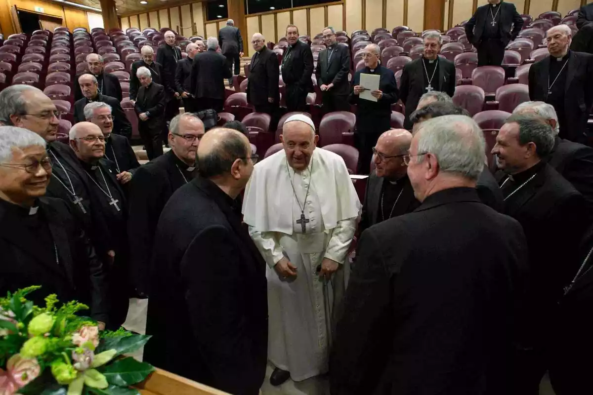 El Papa Francisco se reunió con los obispos de la Conferencia Episcopal Española. El encuentro tuvo lugar en el Aula del Sínodo y comenzó con una meditación del cardenal Raniero Cantalamessa, Ciudad del Vaticano, 28 de noviembre de 2023.
