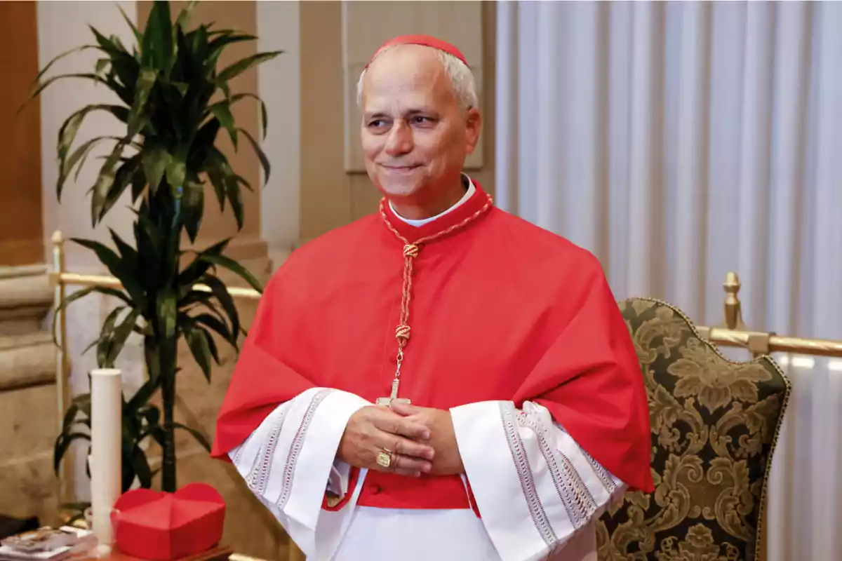Un hombre vestido con vestimenta eclesiástica roja y blanca, de pie en un entorno interior elegante con plantas y cortinas al fondo. Un hombre vestido con vestimenta eclesiástica roja y blanca, de pie en un entorno interior elegante con plantas y cortinas al fondo.