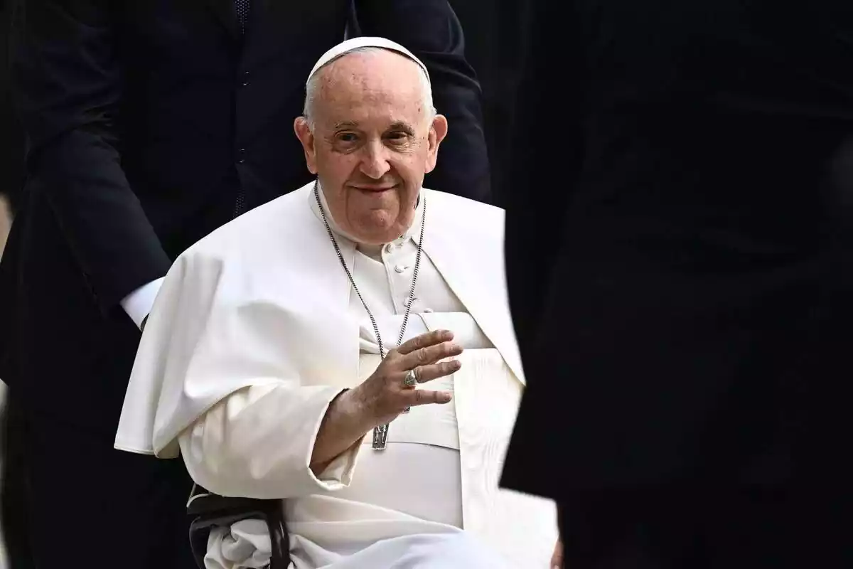Imagen del Papa Francisco en silla de ruedas durante una visita oficial en Hungría