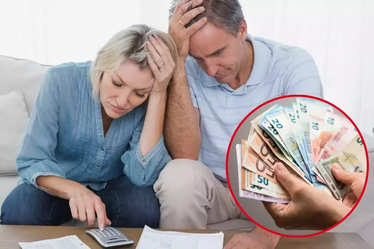 Imagen de fondo de un matrimonio con gesto de preocupación y con una calculadora y papeles y otra imagen de una mano con un puñado de billetes de euros