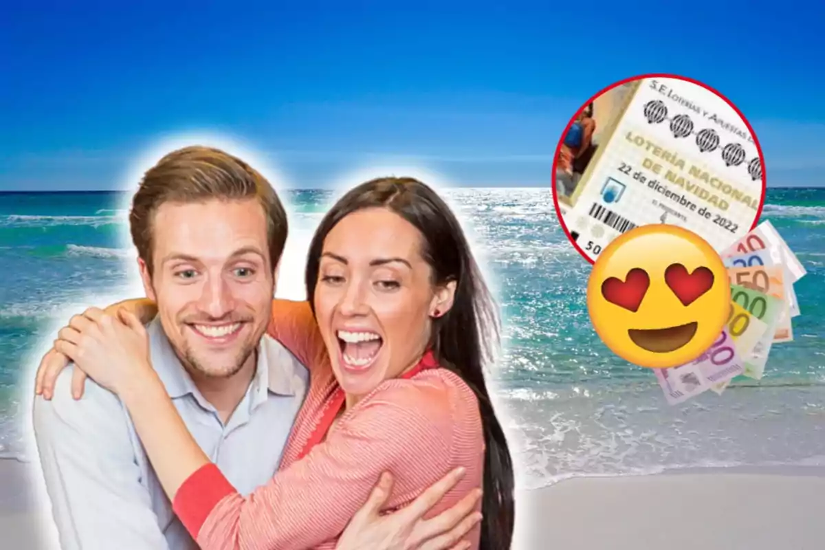 Una pareja feliz abrazándose en la playa con un billete de lotería y dinero en efectivo en el fondo.