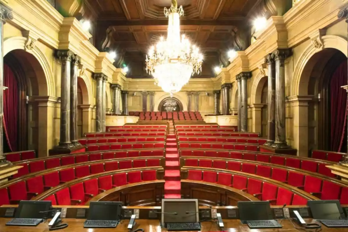 Imagen del hemiciclo del Parlament de Catalunya vacío fotografiado desde el puesto de la presidencia de la Mesa