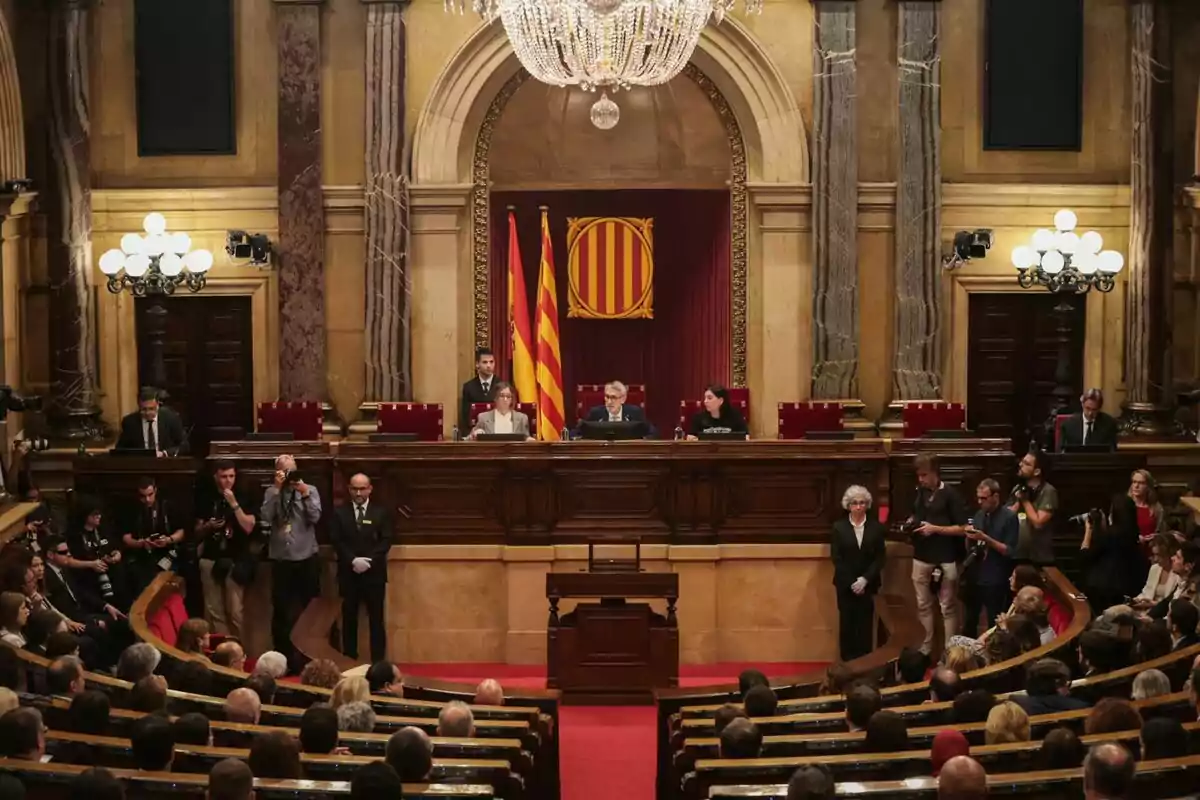 Plano general del hemiciclo del Parlament de Catalunya con sus diputados sentados y presidida por la Mesa de Edad