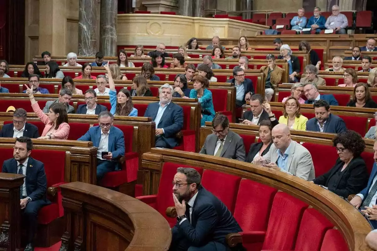 Plano general del Parlament de Catalunya con los diputados votando una moción